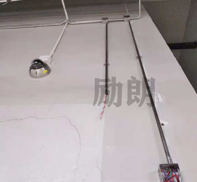 隨著建筑的用電量增加，當中的電線負荷也出現了一定的負荷，出現線路短路問題，這樣容易引起房屋安全用電隱患，為了防止這些短路引發火災，必須用到線管保護電線，在這，不銹鋼線管廠家建議使用電氣不銹鋼穿線管。